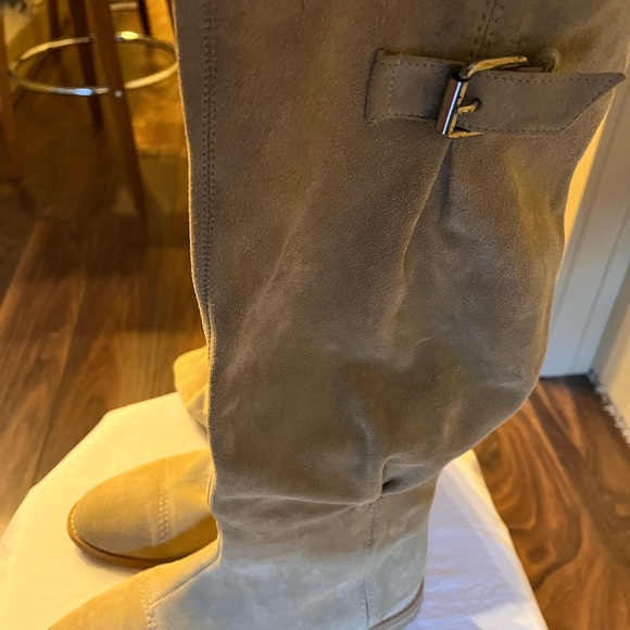 Tan suede slouchy boots. United Colors of Benetton. Slightly worn. Size 7. - Picture 5 of 7